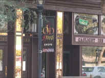 1closer_gaslight_inn_and_banner_2_25_2005_10_43_AM_0001.jpg (74964 bytes)